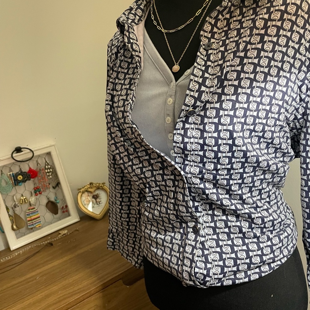 Great work blouse or weekend casual chain link button-up! - Picture 3 of 6